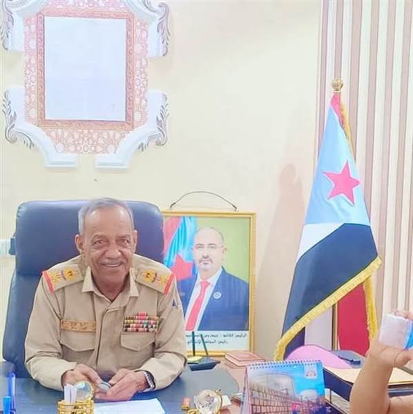 إنزال صورة العليمي ورفع الزبيدي في مكتب قائد المنطقة الثانية يثير اتهامات بالتمرد في حضرموت