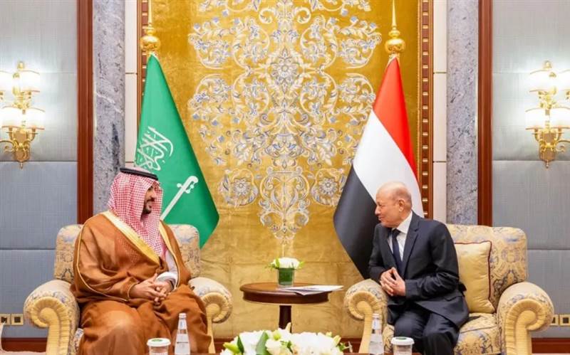 العليمي يلتقي وزير الدفاع السعودي لبحث تصعيد الانتقالي في حضرموت والمهرة