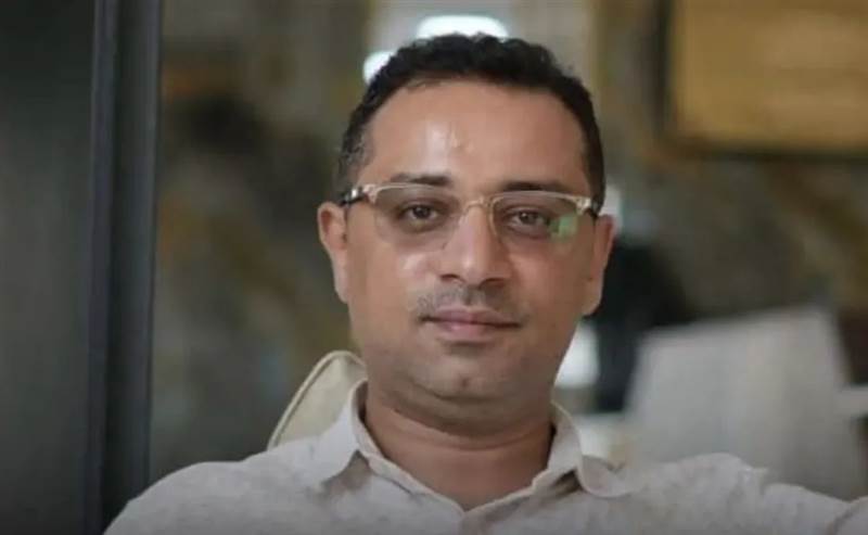 تعثر الإفراج عن الإعلامي عادل النزيلي وإعادته إلى سجن “القانونية” بالمخا بعد ساعات من إبلاغه بالحرية