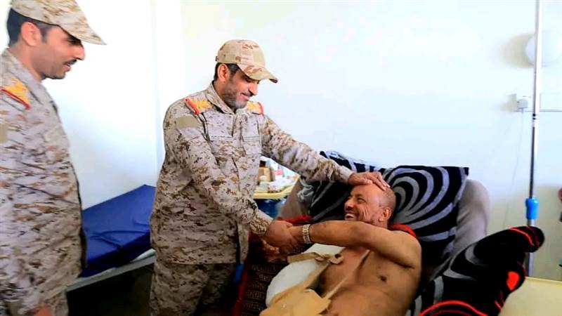 بن عزيز يتفقد جرحى الجيش في مأرب ويحمّل ميليشيا الانتقالي مسؤولية هجوم حضرموت الدامي