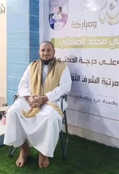 شاهد لحظة وفاة مُعلم قرآن بمأرب.. الدكتور علي الصنعاني يرحل والمصحف بين يديه ( فيديو)