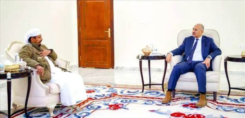 في أول ظهور له بعد اتهامه بالتمرد واعلان الطوارئ وطرد الإمارات.. الزُبيدي يستقبل شيخ قبائل شبوة داخل قصر المعاشيق