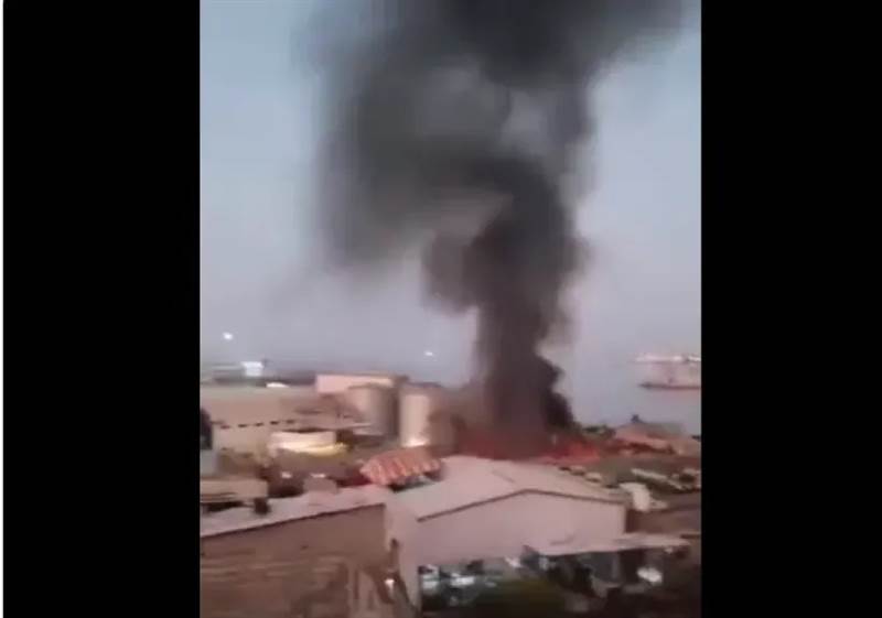 عاجل : شاهد غارات دقيقة تشعل ميناء المكلا.. التحالف يستهدف شحنة أسلحة إماراتية دعماً لقوات الانتقالي