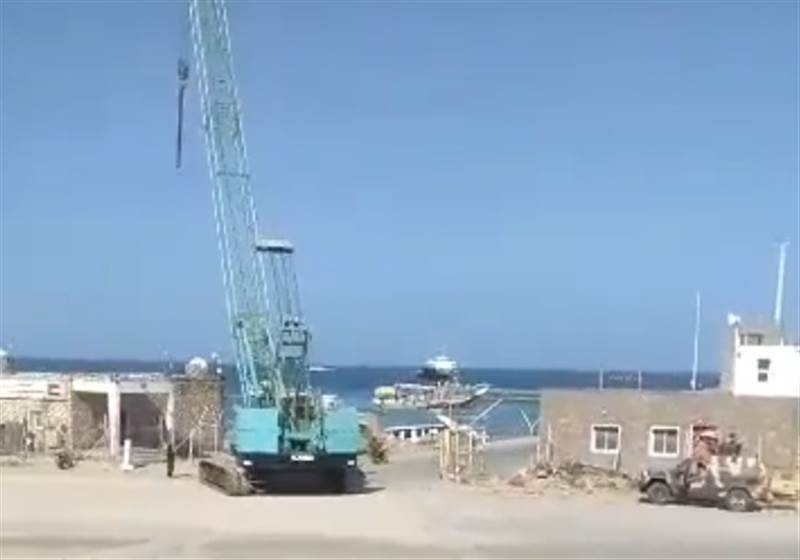 شاهد: تفتيش صارم لسفينة إماراتية في سقطرى بعد قرار رئاسي بإنهاء الوجود العسكري الأجنبي في اليمن