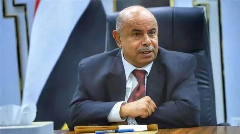 محافظ حضرموت ينفي خصم 10 آلاف ريال من رواتب المعلمين ويأمر بتحقيق عاجل ومحاسبة المتسببين