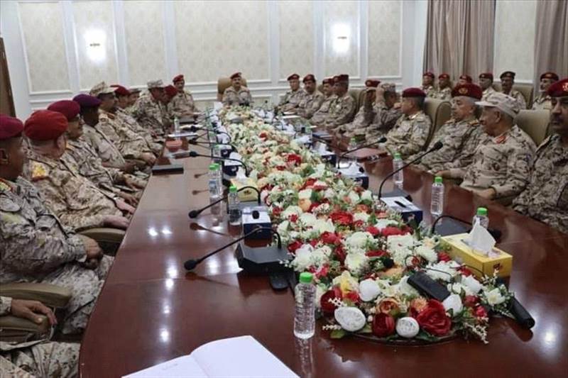 القيادات العسكرية في الحكومة الشرعية  بقيادة وزير الدفاع تجتمع في عدن وتؤككد: أي توترات داخل الشرعية تخدم الحوثيين فقطد