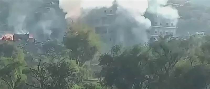 التحالف ينتقل إلى الحسم العسكري ضد تمرد الانتقالي..شاهد لحظة استهداف مخزن أسلحة قام الزبيدي بنقلها من عدن إلى الضالع (فيديو)