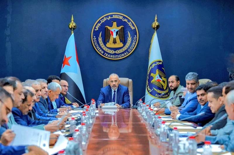 الشرعية تؤكد هروبه واختفائه بعد عزله ..الانتقالي الجنوبي: الزبيدي يواصل إدارة الملفات العسكرية والأمنية من عدن