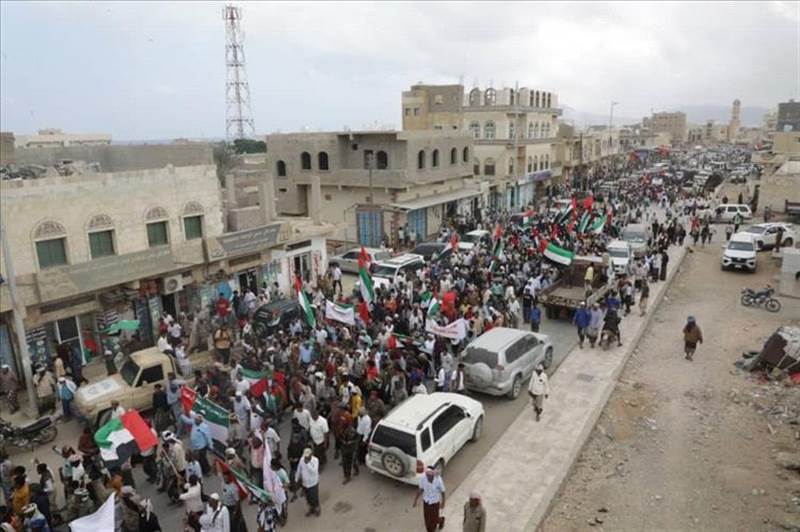 خطة"ب" للإمارات...مسيرة مؤيدة للإمارات تجوب شوارع سقطرى وترفع أعلامها وسط إجراءات أمنية