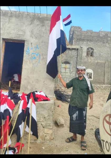 مواطنو لحج يرفعون علم الجمهورية اليمنية فوق منازلهم بعد 10 سنوات من المنع