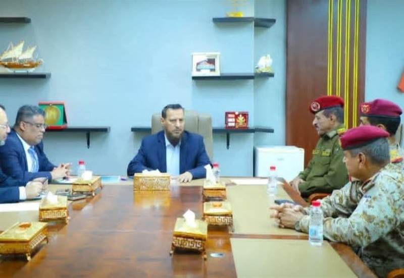 هل عدن جمهورية؟..تساؤلات في عدن حول غياب صورة رئيس مجلس القيادة الرئاسي من مرافق رسمية