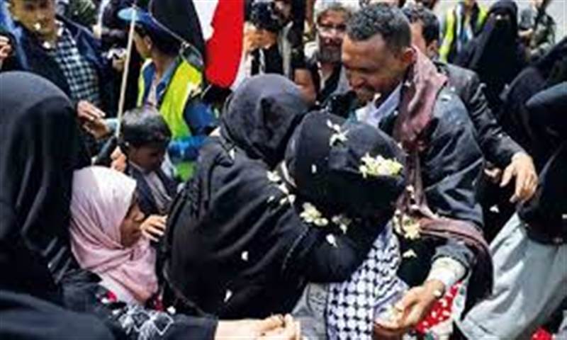 فضيحة في ملف الأسرى.. الحوثيون يدرجون 497 اسمًا وهميًا ضمن قائمة اتفاق مسقط