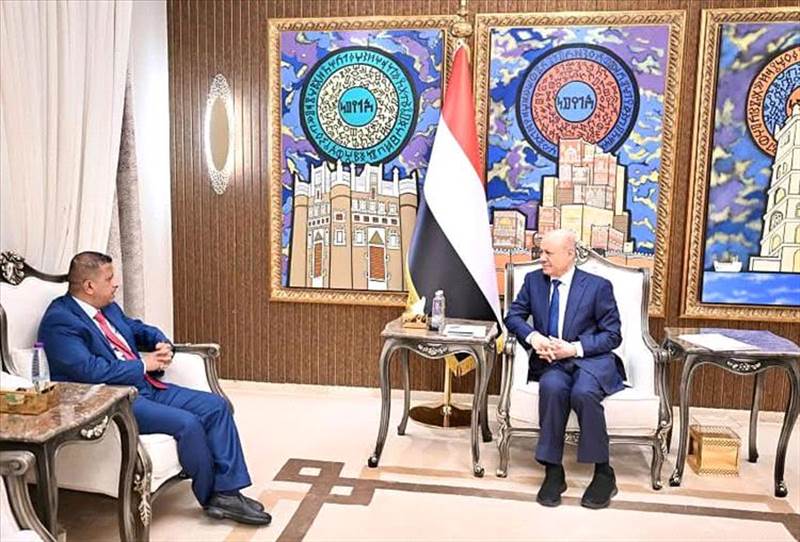 الرئيس العليمي: حرية الصحافة ركيزة لبناء الدولة ولن نسمح باستنساخ انتهاكات الحوثي ضد الإعلام