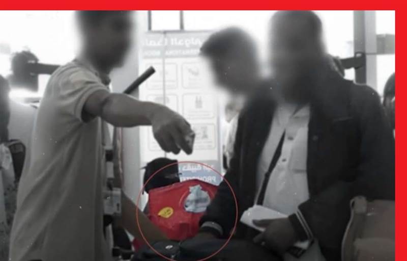 “الشنطة المخططة” تخطف الأضواء في أول رحلة من مطار المخا إلى جدة وتثير جدلاً واسعًا