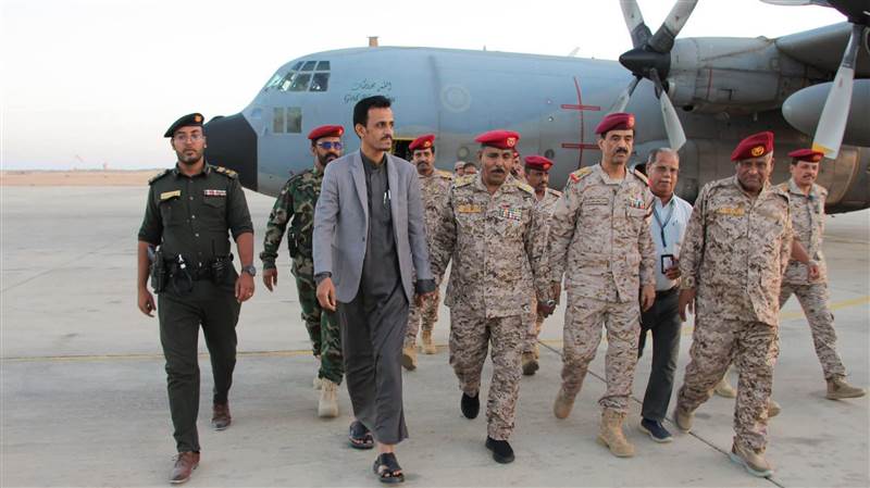 شاهد : استقبال حاشد لقائد المنطقة العسكرية الثانية اللواء اليميني في مطار الريان بعد عودته من الرياض