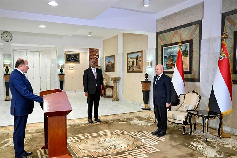 إيذانًا ببدء مرحلة تنفيذية جديدة... الحكومة الجديدة تؤدي اليمين الدستورية أمام الرئيس العليمي