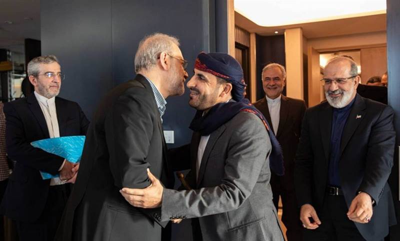 لقاء لاريجاني بمتحدث الحوثيين في مسقط… رسائل إيرانية تتحدى واشنطن