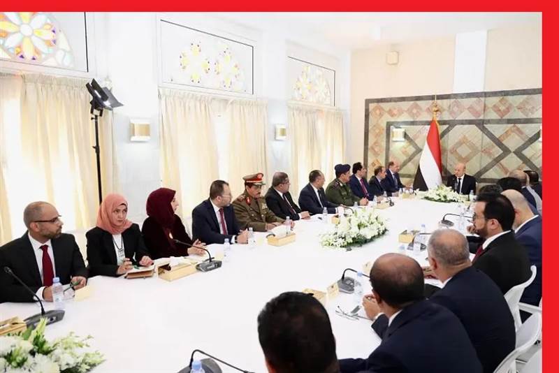 العليمي يمنح الحكومة مهلة 24 ساعة للعودة إلى الداخل… ووصول أول دفعة من الوزراء إلى عدن