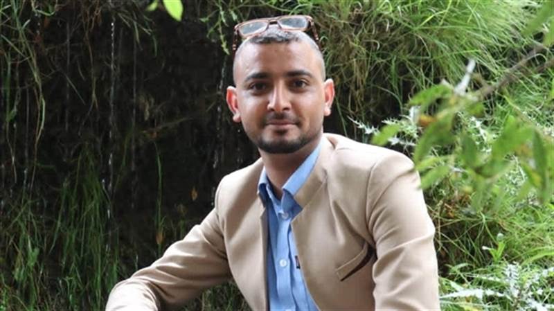 بعد 17 شهراً من الاحتجاز.. جماعة الحوثي تفرج عن الصحفي محمد المياحي في صنعاء (صورة بعد خروجه)