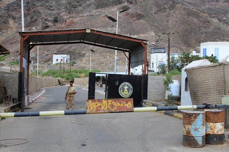 مصدر عسكري ينفي اقتحام منزل الزبيدي في عدن.. ويؤكد: ما يجري تسليم مواقع عسكرية