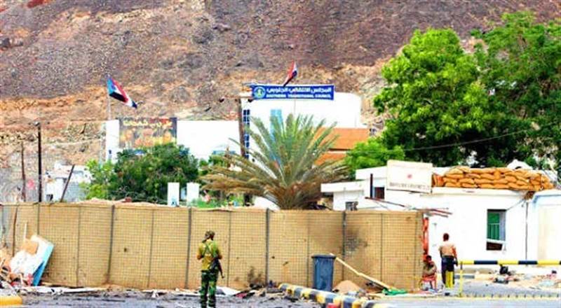 ما الذي يحدث ؟ تحركات عسكرية في عدن.. إخراج قوات من محيط الانتقالي وسط أنباء تغييرات مرتقبة