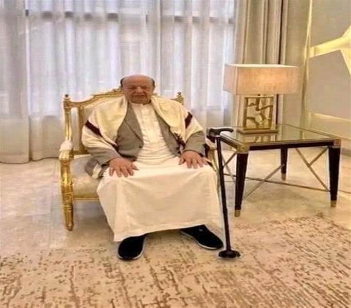 رسائل خلف الكواليس.. تحركات العليمي وظهور هادي تفتح باب التكهنات بإعادة تشكيل السلطة