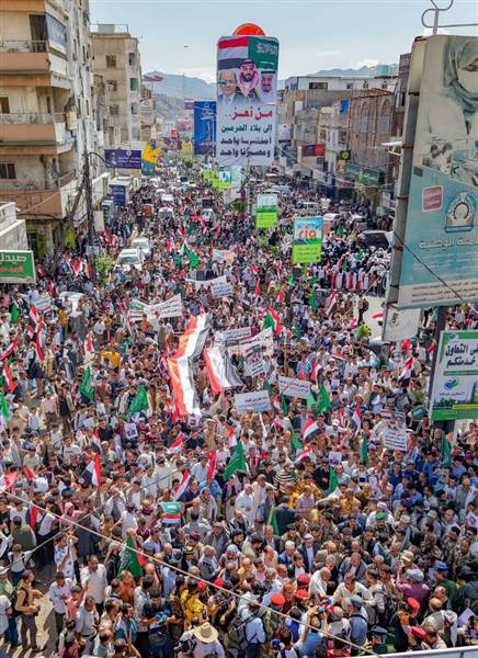 عبدالله العليمي: حشود تعز ومأرب رسالة وفاء للسعودية وموقف شعبي يمني صريح ضد المشروع الإيراني