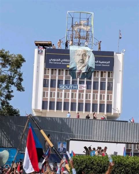 أنصار الانتقالي يقتحمون مقرات مغلقة في عدن ويرفعون صور الزبيدي.. والسلطات تحذر من جرّ المدينة إلى الفوضى (صور)