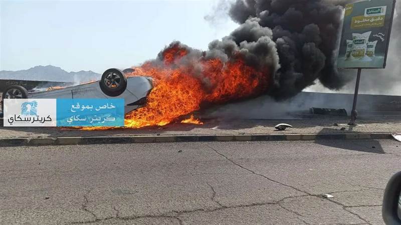 احتراق سيارة بالكامل على الخط البحري في عدن بعد حادث مروّع وتوقف شبه كلي لحركة السير