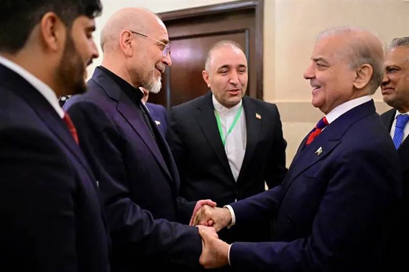 كانت تسميه الشيطان الأكبر ..وجها لوجه.. بدء المحادثات الثلاثية بين إيران والولايات المتحدة في باكستان