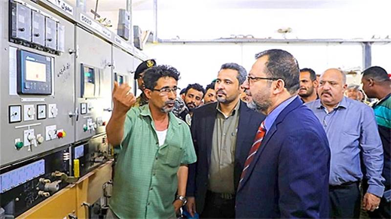 وزير الكهرباء يصارح الشعب ويكشف أسباب انهيار الخدمة في عدن: عجز حاد وفساد وتهرب من السداد