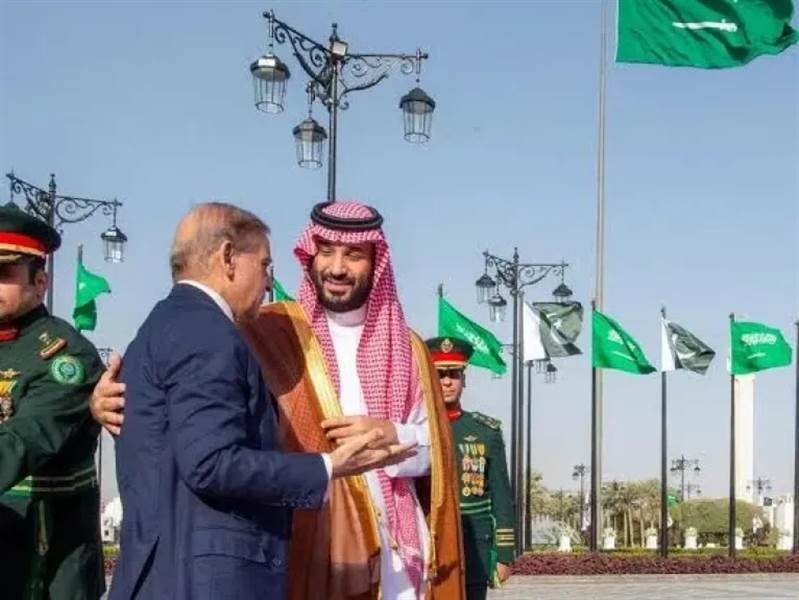 باكستان تسدد 3.45 مليار دولار للإمارات بدعم سعودي يعزز الاستقرار المالي