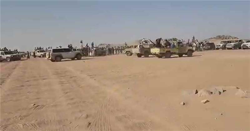 شاهد : أكثر من 300 سيارة مجهزة بالعدة والعتاد من قبيلة واحدة ....تواصل الحشد القبلي في الجوف.. آلاف المقاتلين يتوافدون إلى "نكف الكرامة"