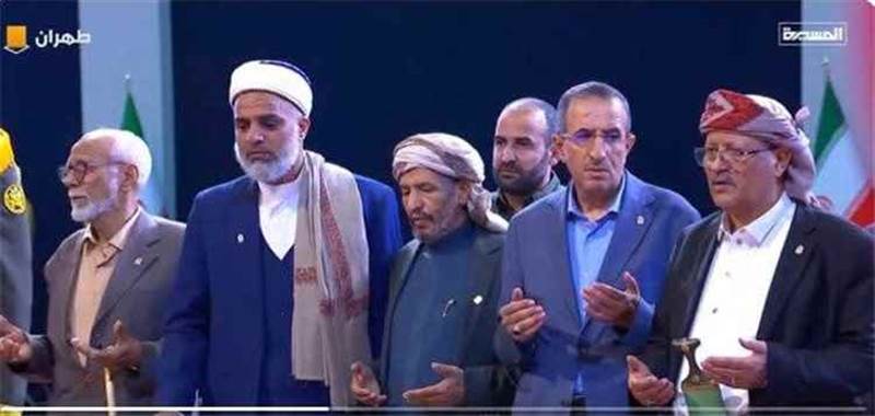 نائب يمني يتحدى قياديًا حوثيًا بنشر فيديو لصلاة الوفد الجمعة في طهران