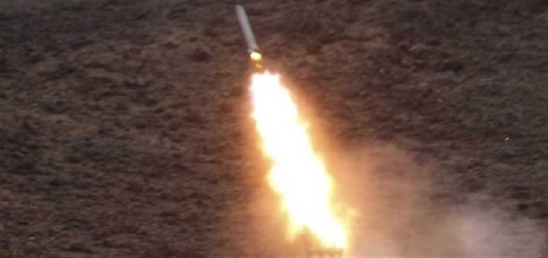 الحوثيون يعلنون استهداف مطار أبها بالصواريخ والمسيّرات
