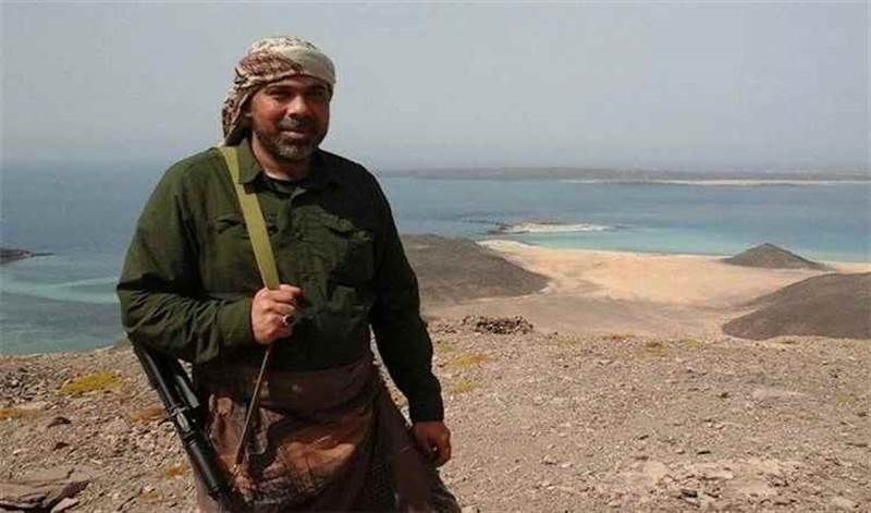 صورة قديمة تعيد ملف «حزب الله» في اليمن.. الطبطبائي بزي يمني في باب المندب